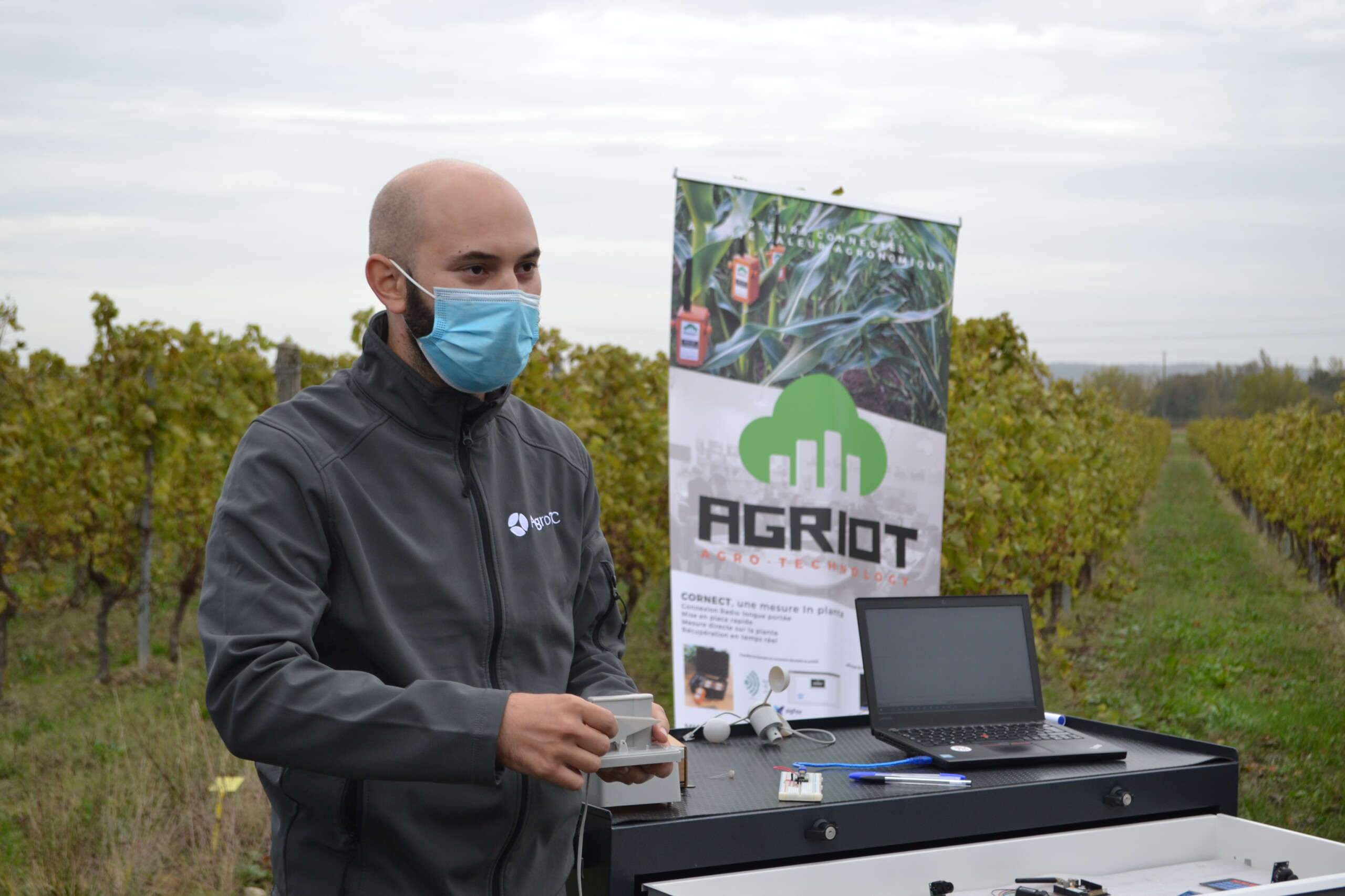 Workshop in the field : provider explaining precision farming solution to farmers and advisors