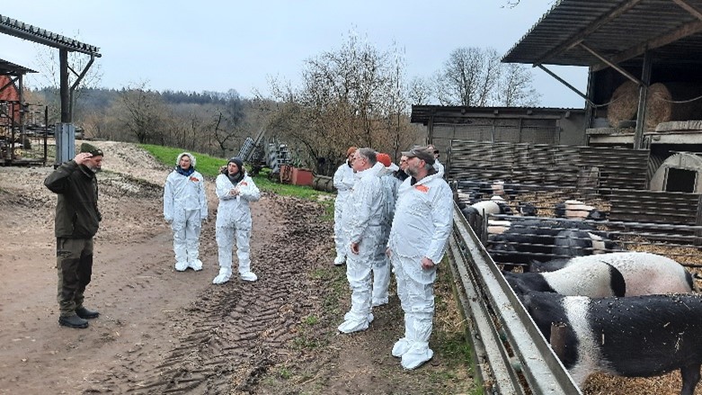 Rolnicy wykorzystujący w akcji nowo zaprezentowane narzędzia