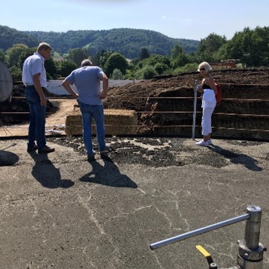 Doradcy w gospodarstwie badający poziom materii organicznej/składników pokarmowych gleby w oborniku z przefiltrowanej gnojowicy.