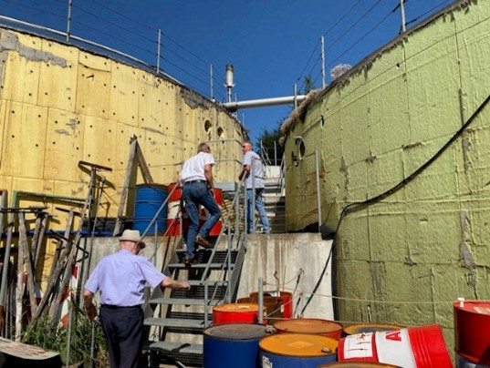 Asesores visitando los silos de almacenamiento de purines de la explotación