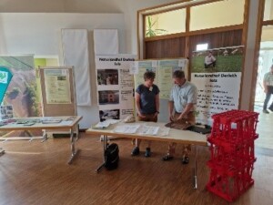 The actors are presenting and explaining their project content and their achievement to other people during a trade fair.