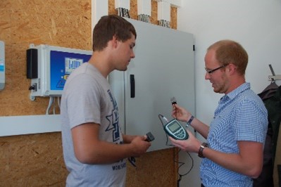 An employee of LandSchafftEnergie carries out an energy check on a farm to identify potential savings and optimisation opportunities