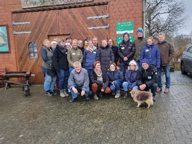 Tous les acteurs posant pour une photo après un séminaire.