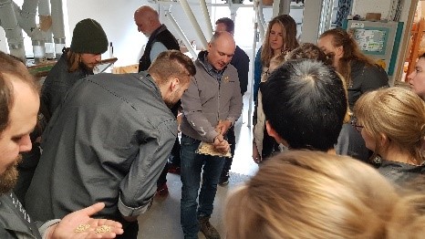 The masterclass of the HWK Oberfranken discovers the variety of flour types at the Gailertsreuther. 