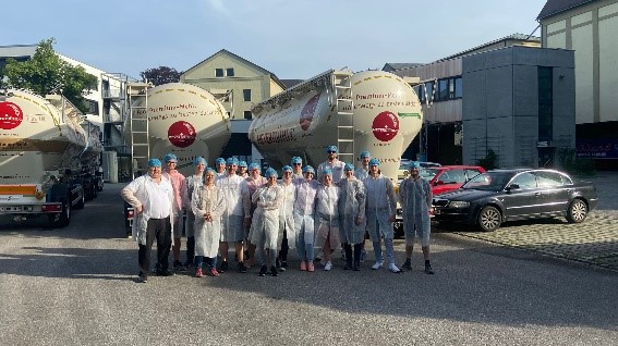 The master students of the bakery academy visiting the Meyermühle in Landshut to learn more about organic food processing and marketing