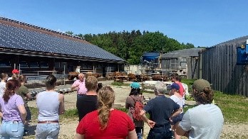 En la granja Scharlhof, los estudiantes de la clase magistral adquirieron conocimientos sobre los métodos de agricultura orgánica